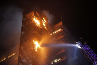 L'incendio del palazzo dell'Enel a Santiago del Cile