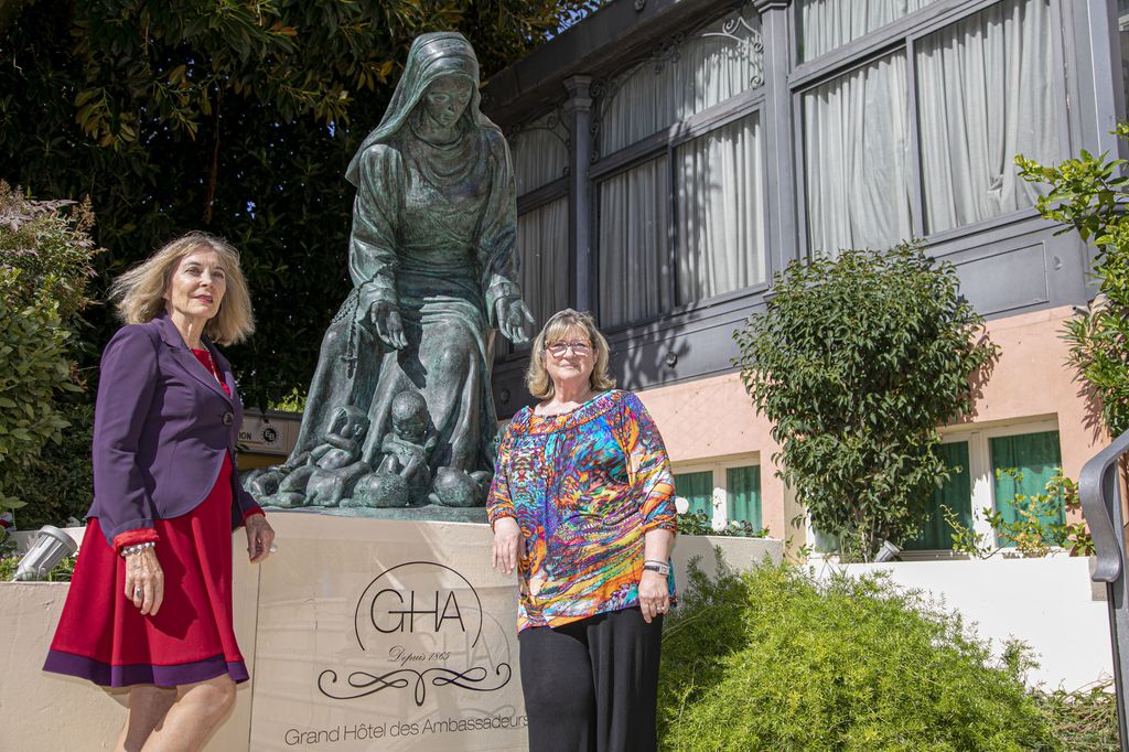 &nbsp;La scultrice Daphn&eacute; du Barry insieme a Liana Marabini davanti alla statua della Vergine degli innocenti