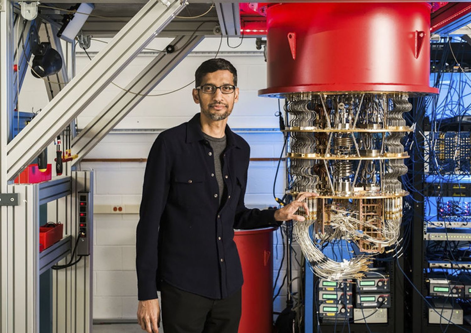 Il Ceo di Google, Sundar Pichai, con il computer quantistico