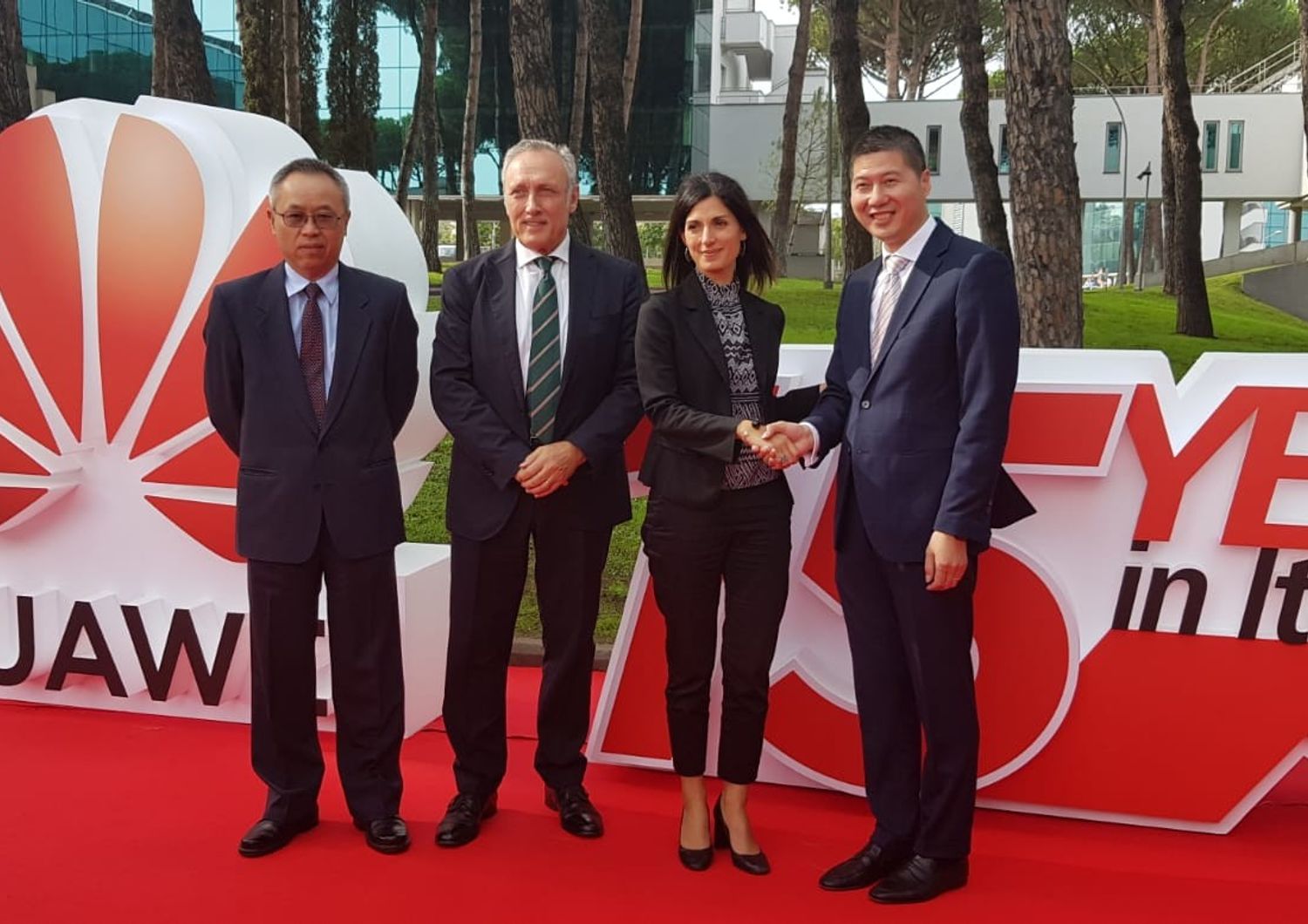 Li Junhua, Ambasciatore cinese;&nbsp;Luigi De Vecchis, Presidente Huawei Italia; Virginia Raggi e Thomas Miao, CEO Huawei Italia&nbsp;