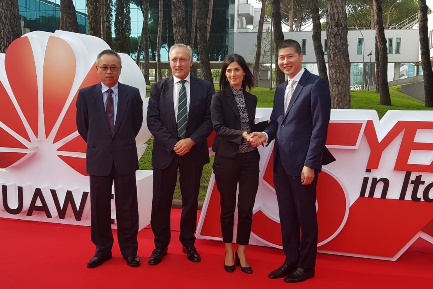 Li Junhua, Ambasciatore cinese;&nbsp;Luigi De Vecchis, Presidente Huawei Italia; Virginia Raggi e Thomas Miao, CEO Huawei Italia&nbsp;