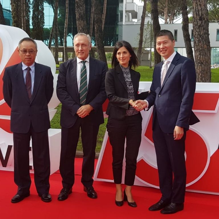 Li Junhua, Ambasciatore cinese;&nbsp;Luigi De Vecchis, Presidente Huawei Italia; Virginia Raggi e Thomas Miao, CEO Huawei Italia&nbsp;