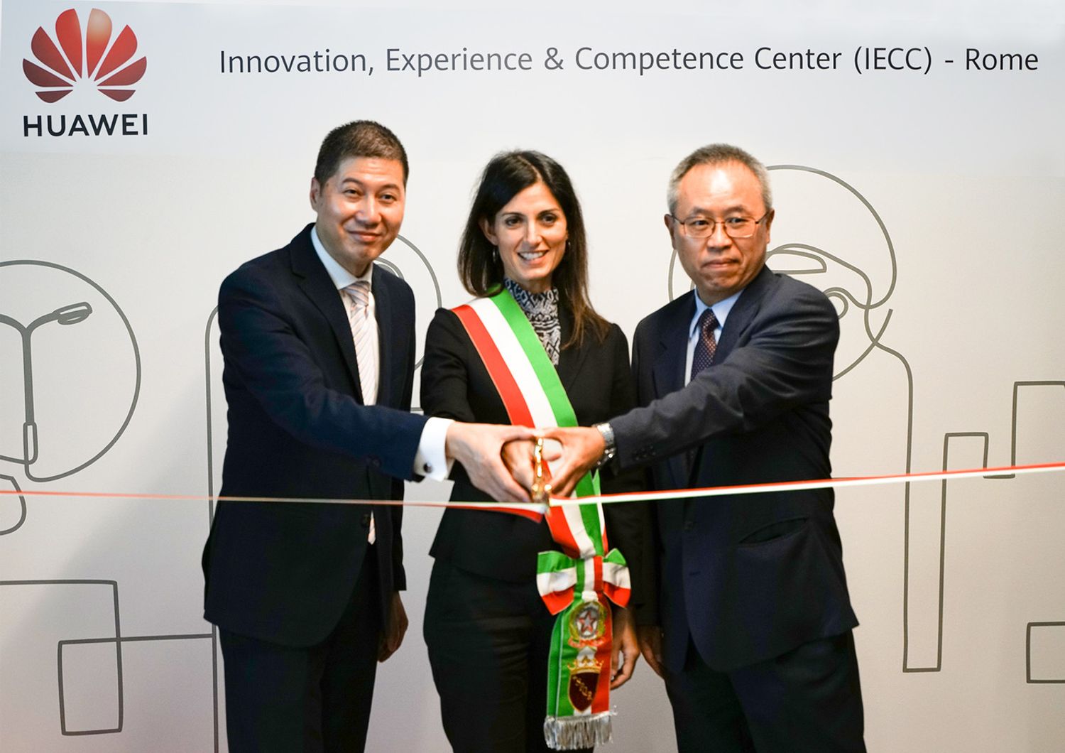 Thomas Miao, ceo Huawei Italia; Virginia Raggi e l'ambasciatore cinese Li Junhua