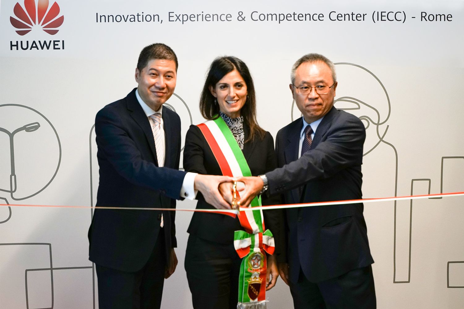 Thomas Miao, ceo Huawei Italia; Virginia Raggi e l'ambasciatore cinese Li Junhua