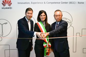 Thomas Miao, ceo Huawei Italia; Virginia Raggi e l'ambasciatore cinese Li Junhua