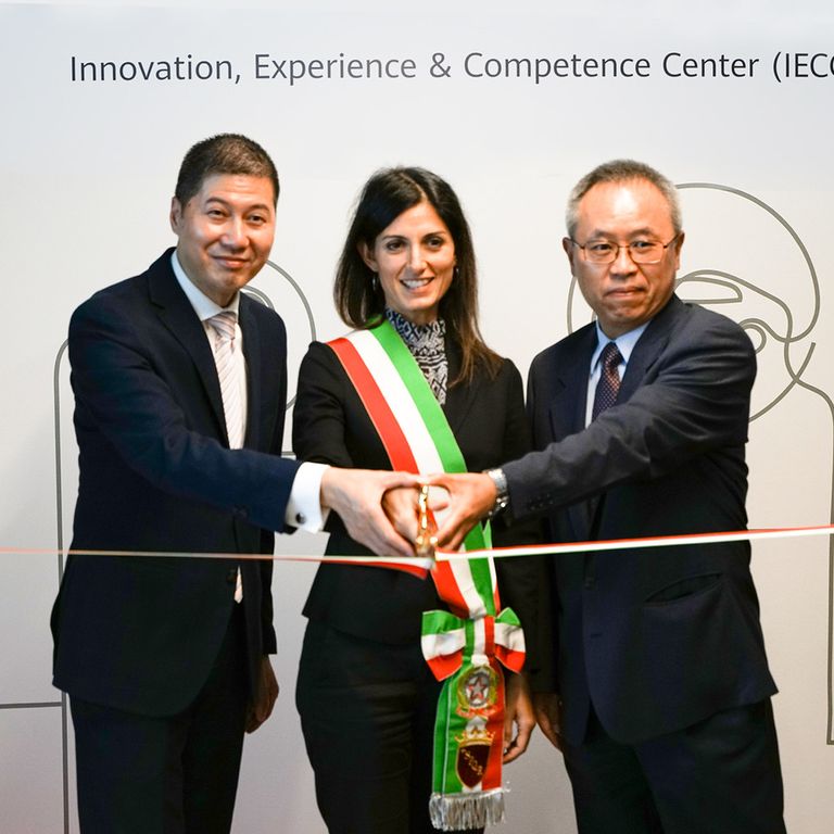 Thomas Miao, ceo Huawei Italia; Virginia Raggi e l'ambasciatore cinese Li Junhua