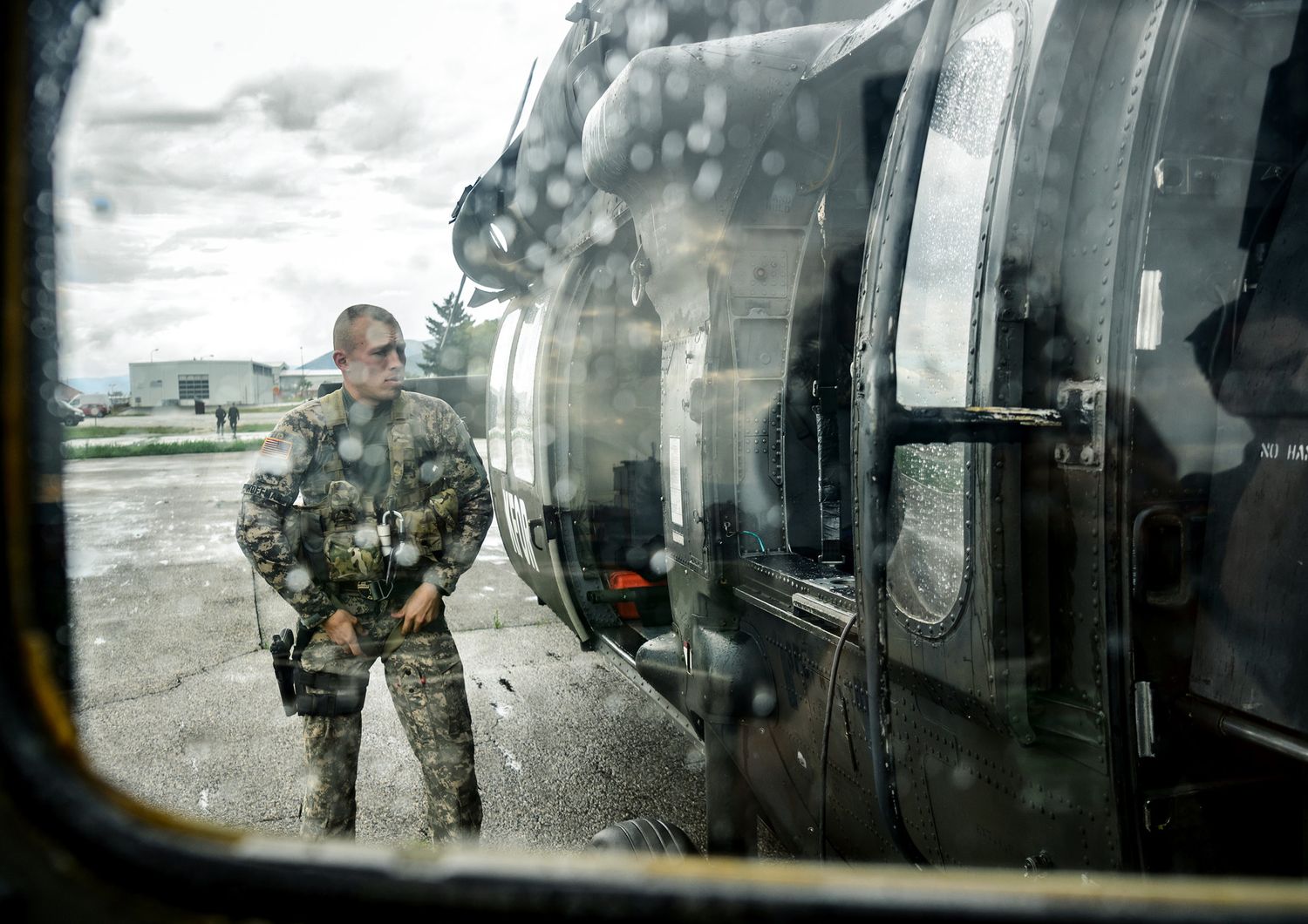 Soldato americano vicino un elicottero dell'esercito Usa (immagine d'archivio)