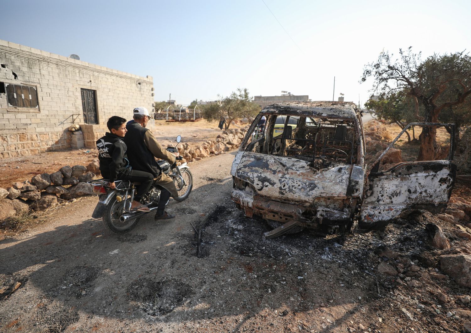 Un veicolo distrutto vicino al villaggio di Barisha, nella provincia di Idlib, dove &egrave; stato compiuto il blitz per uccidere al-Baghdadi