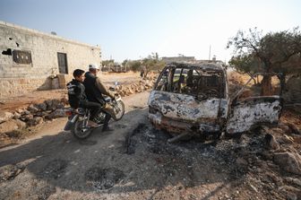 Un veicolo distrutto vicino al villaggio di Barisha, nella provincia di Idlib, dove &egrave; stato compiuto il blitz per uccidere al-Baghdadi