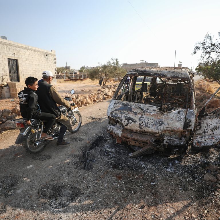 Un veicolo distrutto vicino al villaggio di Barisha, nella provincia di Idlib, dove &egrave; stato compiuto il blitz per uccidere al-Baghdadi