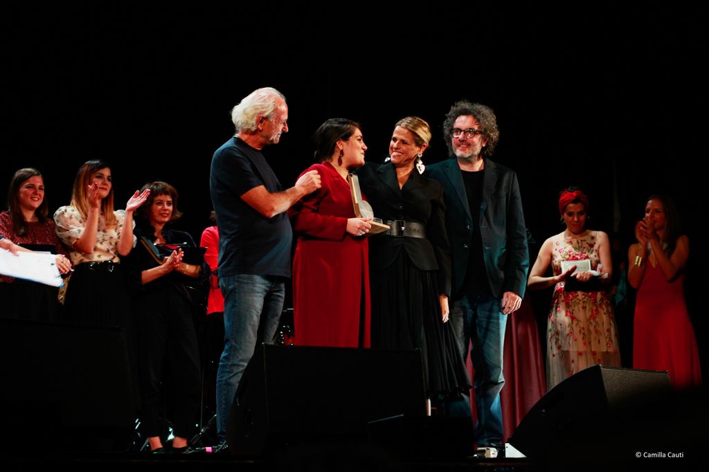 &nbsp;Premio Bianca d'Aponte: cantautrice Cristiana Verardo premiata da Tosca (foto Camilla Cauti)