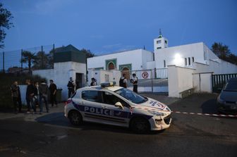 Un'auto della polizia francese davanti a una moschea&nbsp;