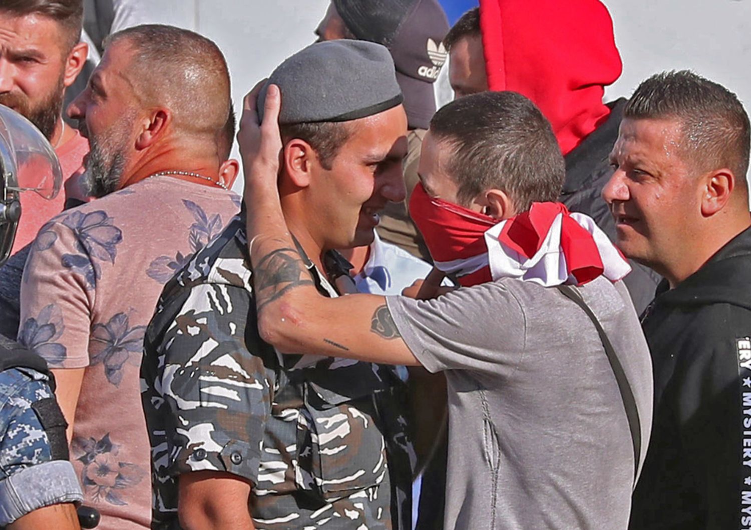 Un manifestante abbraccia un militare durante le proteste in Libano