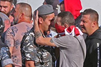 Un manifestante abbraccia un militare durante le proteste in Libano