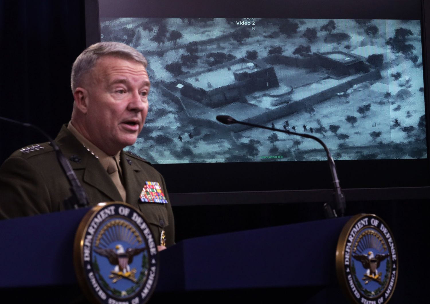 Il generale McKenzie illustra le immagini della cattura di al-Baghdadi