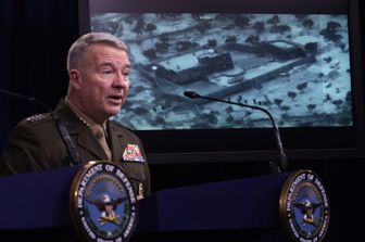 Il generale McKenzie illustra le immagini della cattura di al-Baghdadi