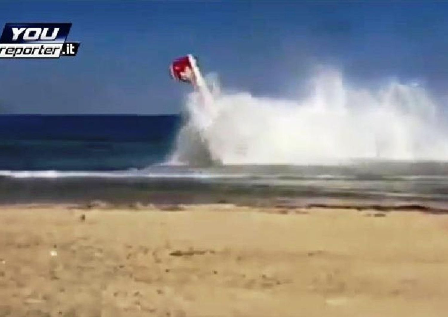 Scontro in cielo ad Alba Adriatica Due aerei in mare, morto pilota