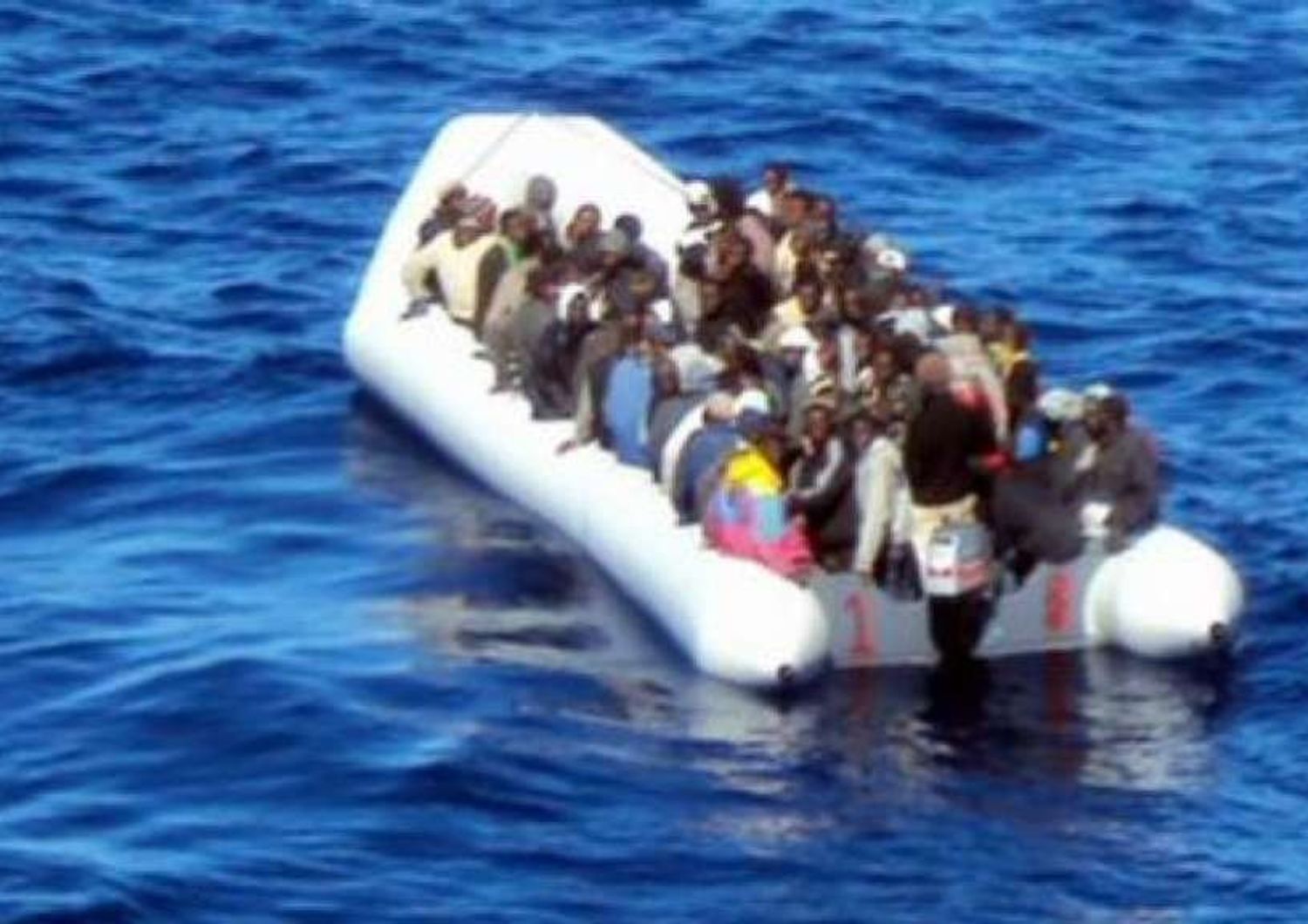 Immigrati: si ribalta gommone, 10 morti; altri 700 in salvo