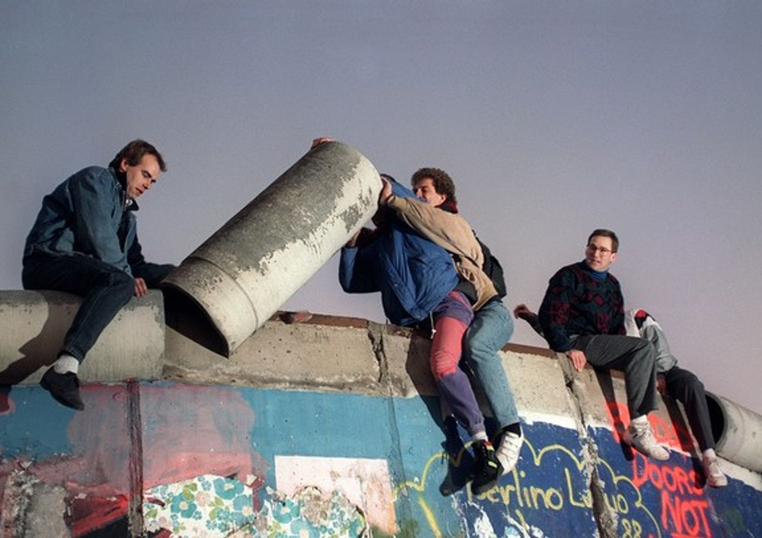 Alcuni giovani staccano un pezzo del muro di Berlino, Novembre, 1989&nbsp;