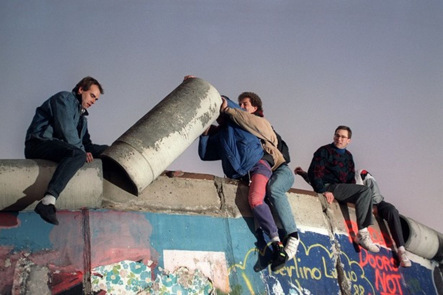 Alcuni giovani staccano un pezzo del muro di Berlino, Novembre, 1989&nbsp;
