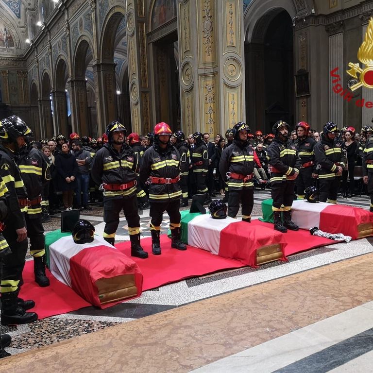 I funerali dei tre vigili del fuoco uccisi dall'esplosione nella cascina alle porte di Alessandria