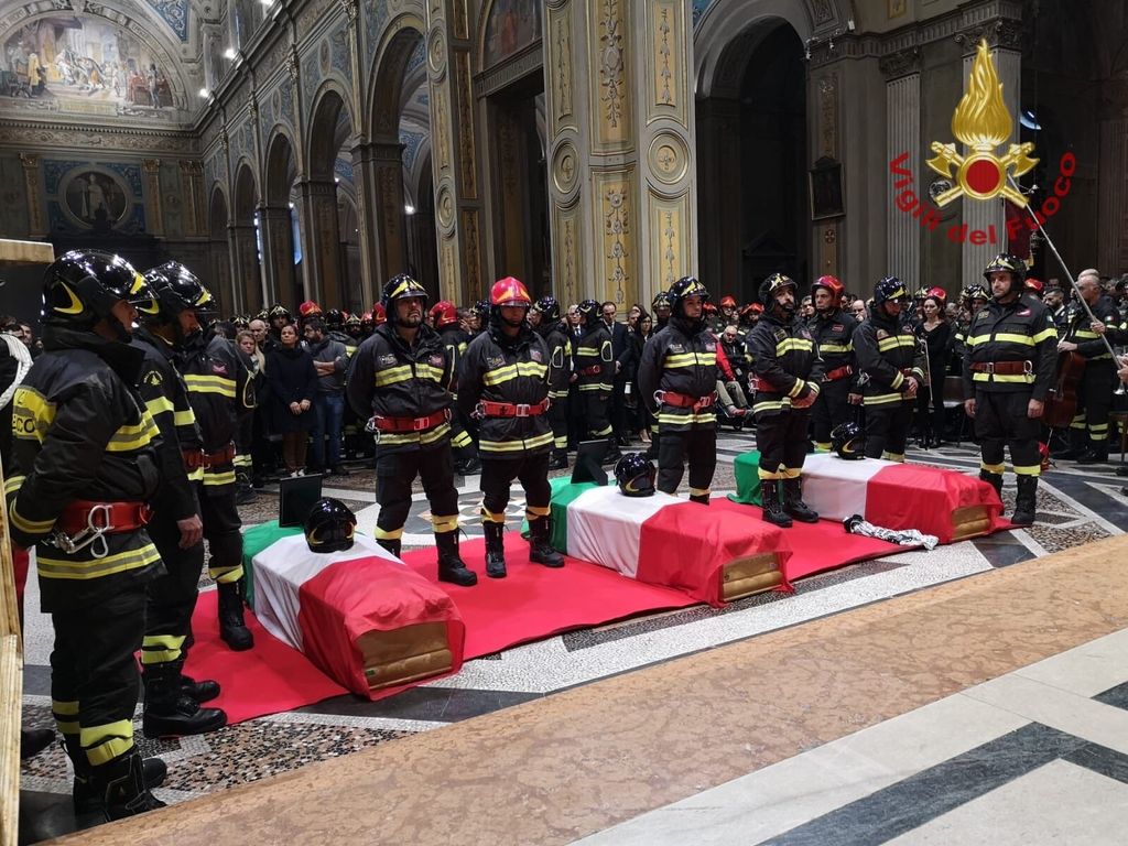 I funerali dei tre vigili del fuoco uccisi dall'esplosione nella cascina alle porte di Alessandria