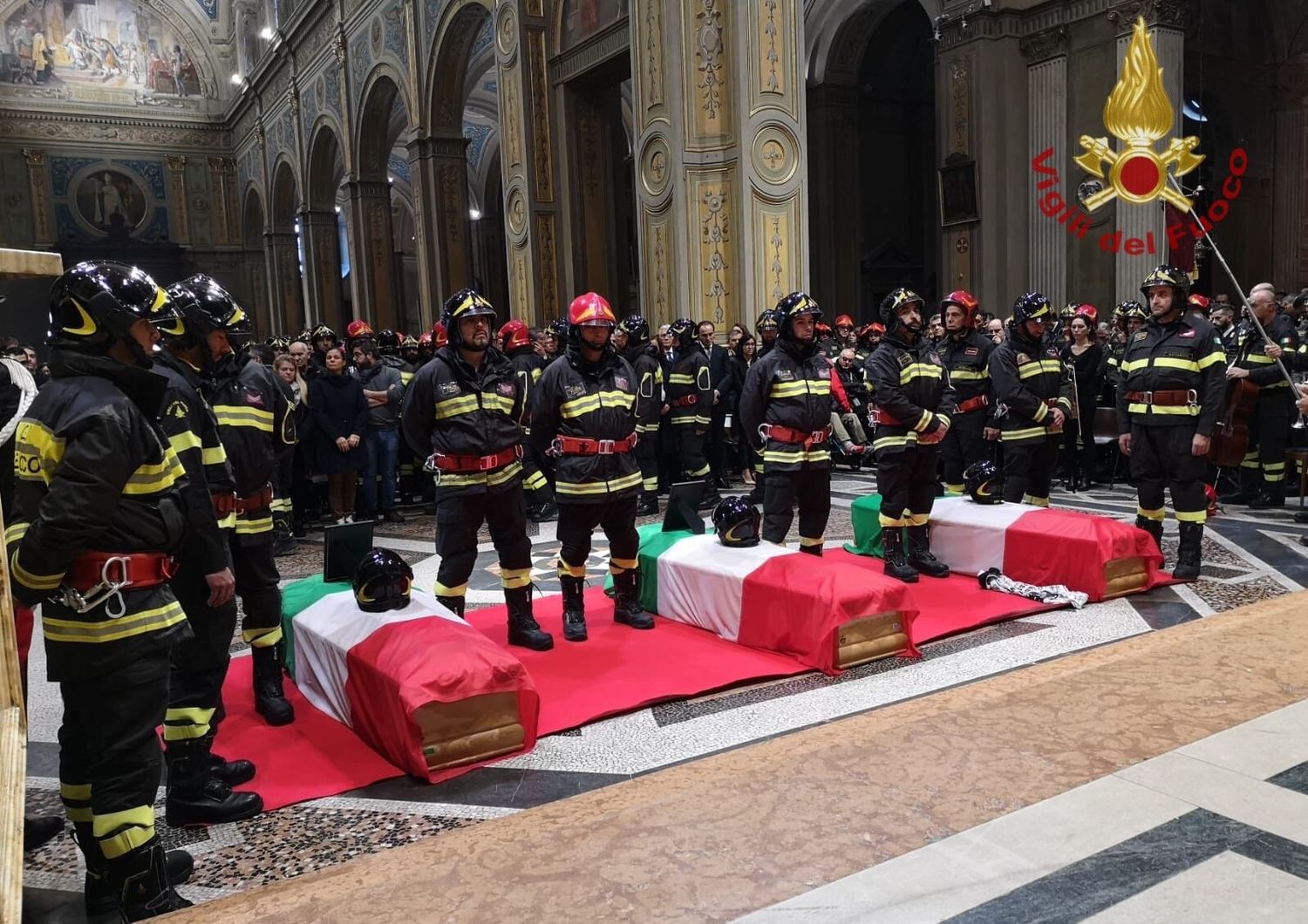 I funerali dei tre vigili del fuoco uccisi dall'esplosione nella cascina alle porte di Alessandria