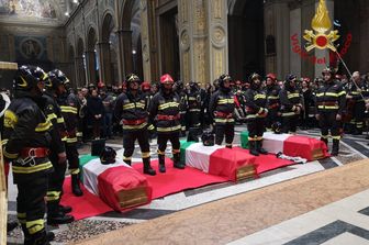 I funerali dei tre vigili del fuoco uccisi dall'esplosione nella cascina alle porte di Alessandria