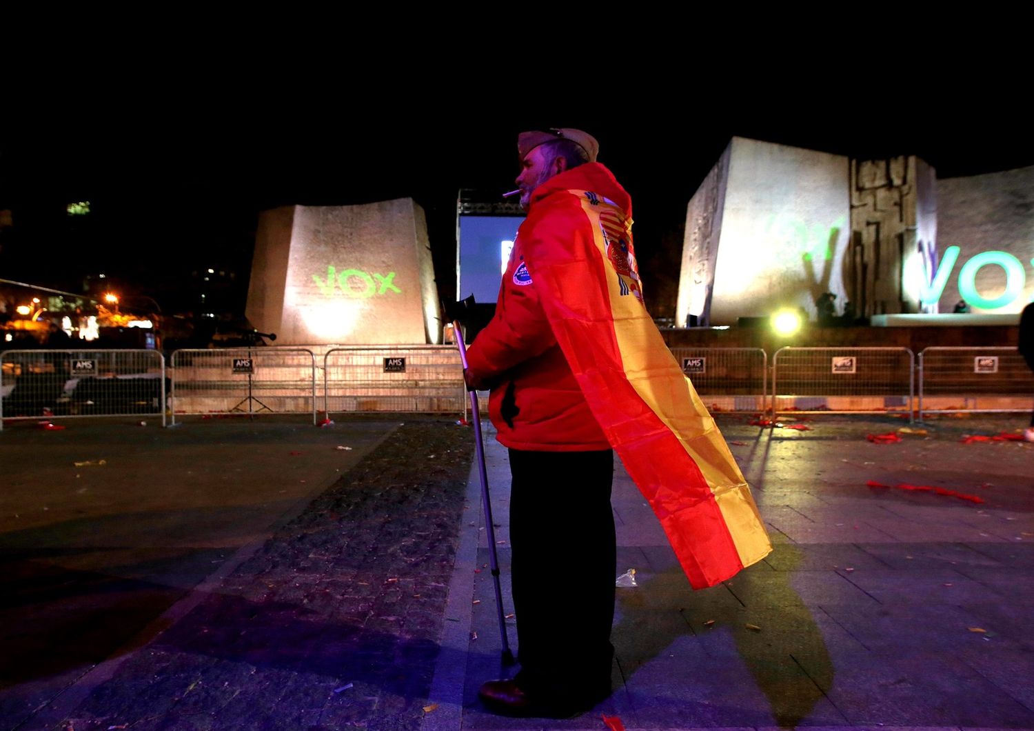 Un sostenitore di Vox in chiusura della campagna per le elezioni in Spagna
