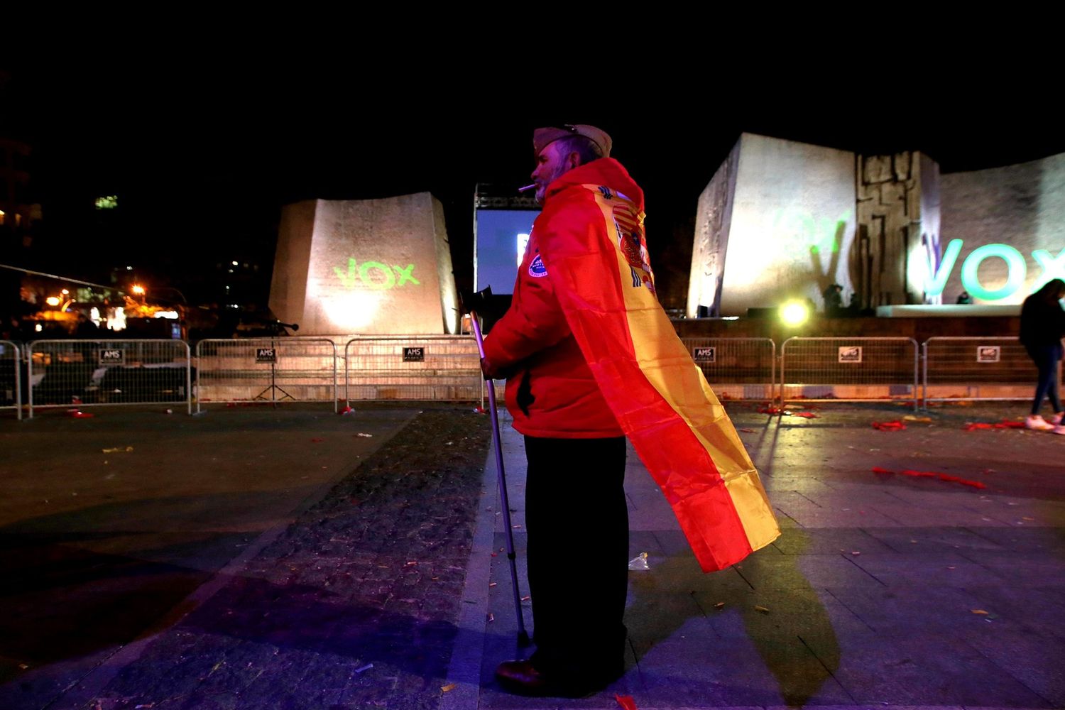 Un sostenitore di Vox in chiusura della campagna per le elezioni in Spagna