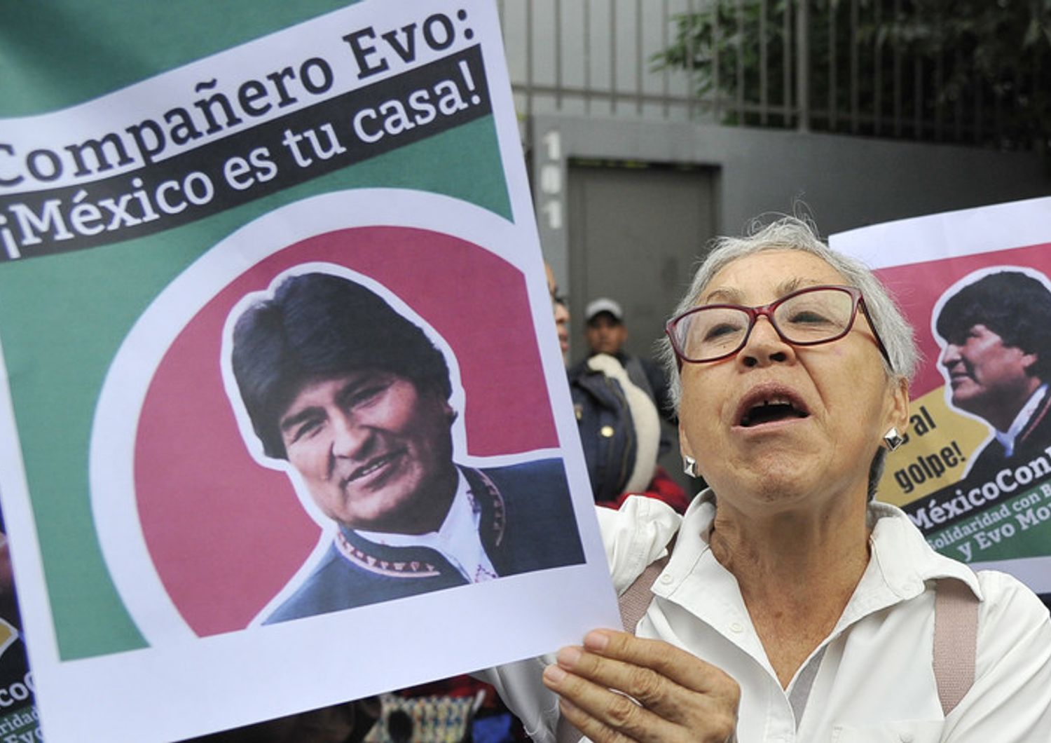 Una sostenitrice di Evo Morales gli d&agrave; il benvenuto in Messico