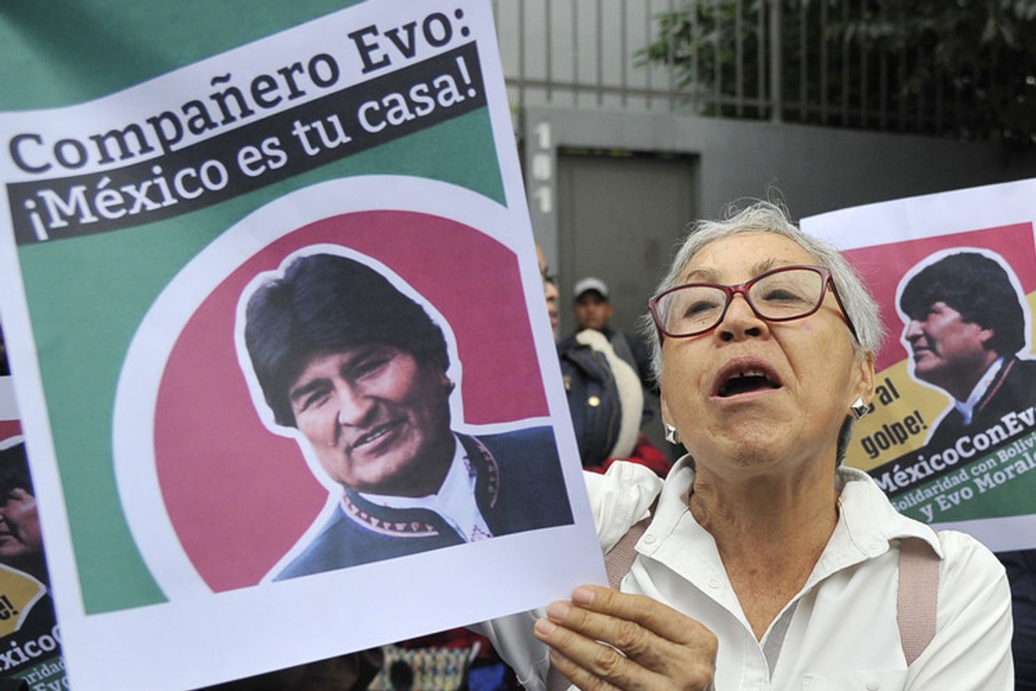 Una sostenitrice di Evo Morales gli d&agrave; il benvenuto in Messico
