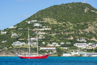 Una barca a vela nel mar dei Caraibi