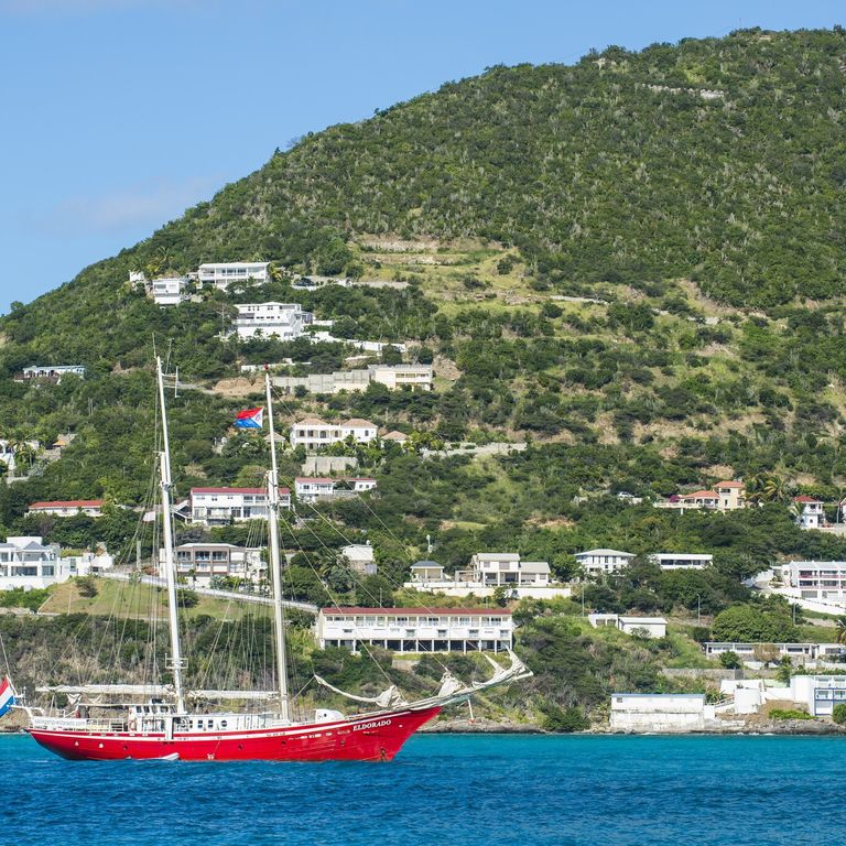 Una barca a vela nel mar dei Caraibi