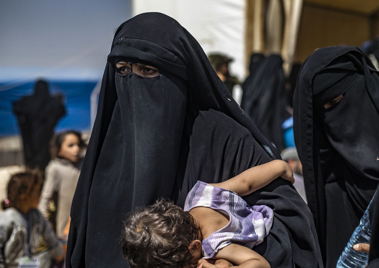 Una donna in un campo profughi siriano
