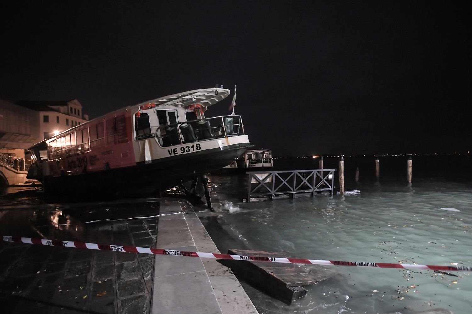 Un'imbarcazione spostata dall'acqua alta
