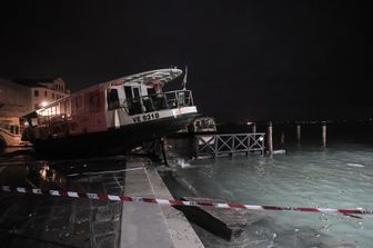 Un'imbarcazione spostata dall'acqua alta