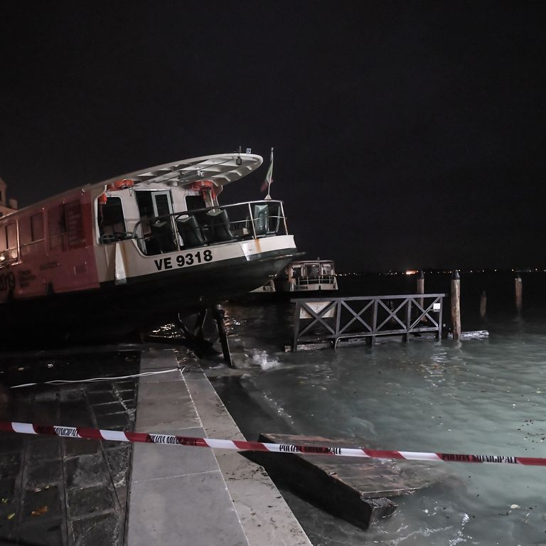 Un'imbarcazione spostata dall'acqua alta