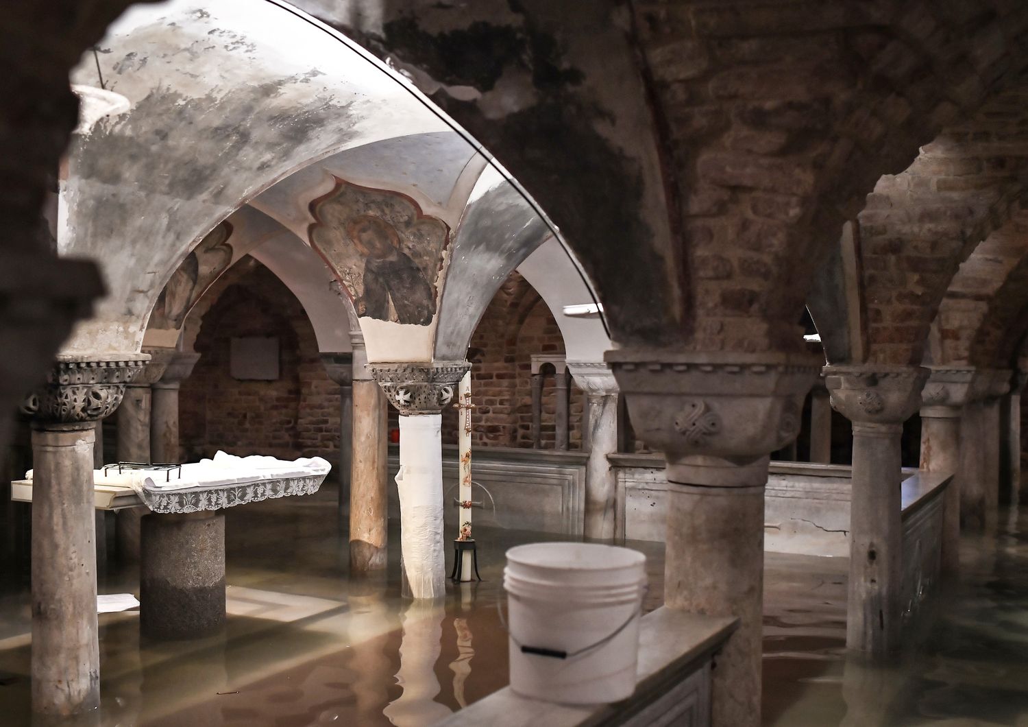La cripta di San Marco allagata dall'acqua alta a Venezia