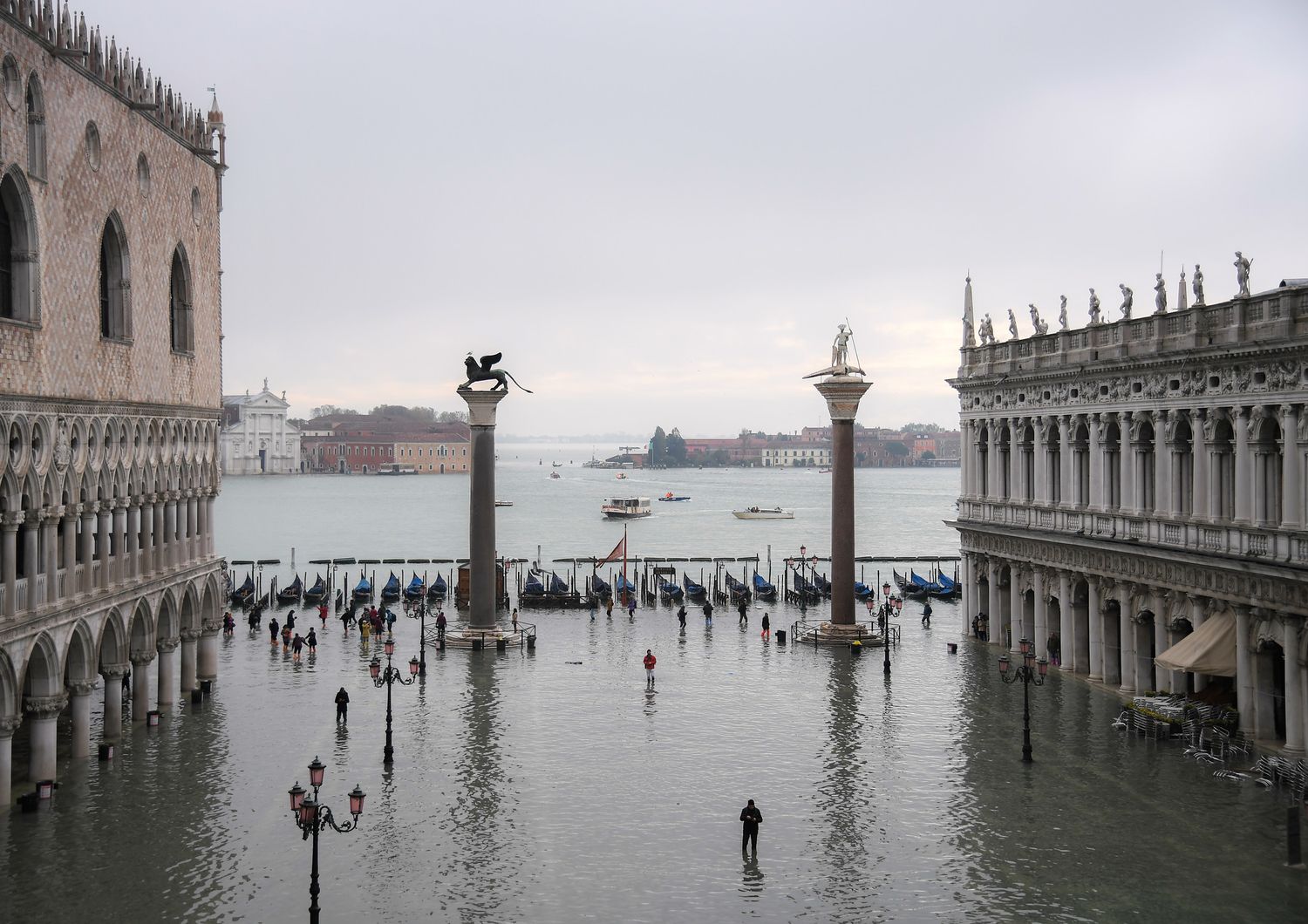 L'acqua alta in piazza San Marco a Venezia