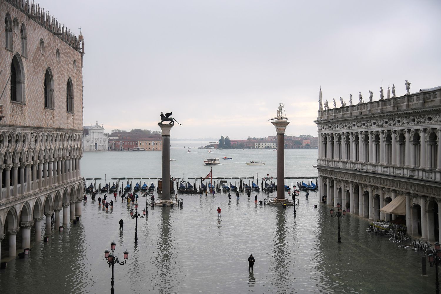 L'acqua alta in piazza San Marco a Venezia