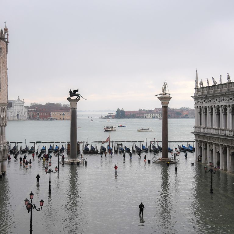 L'acqua alta in piazza San Marco a Venezia