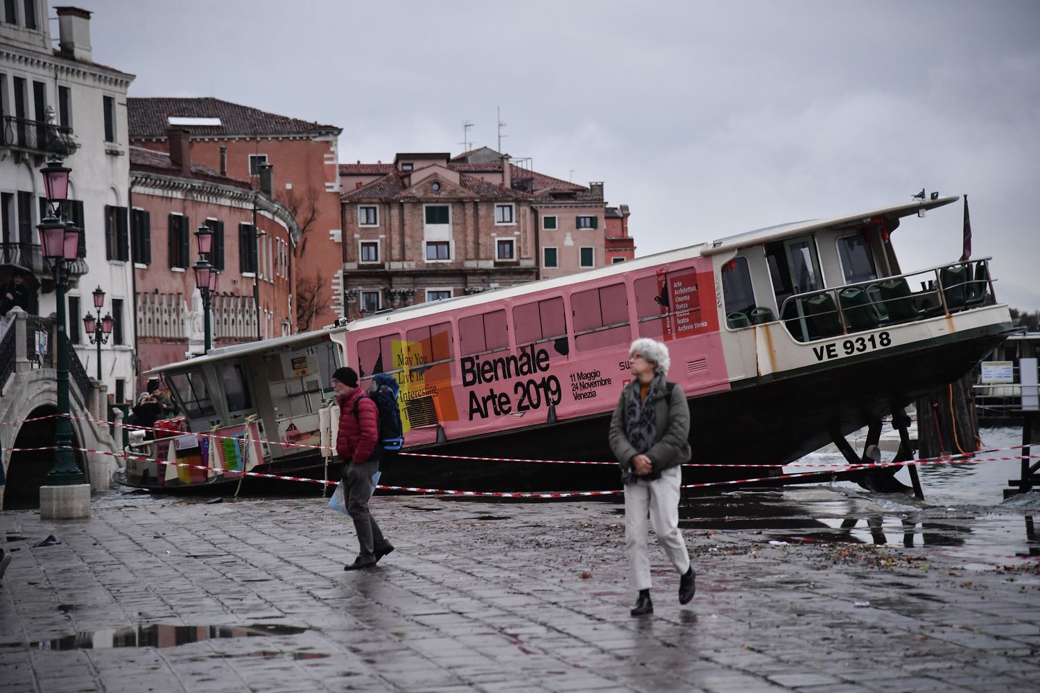 Un vaporetto arenato dall'acqua alta a Venezia