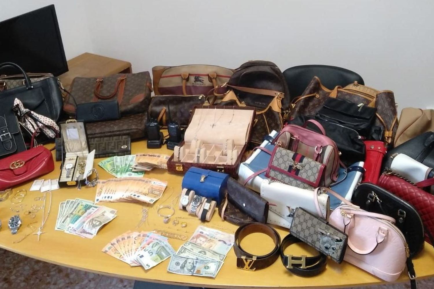 Parte della refurtiva sequestrata alla banda del'Audi nera