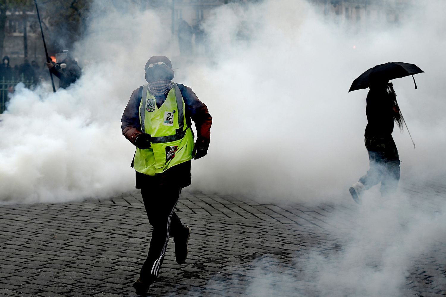 Disordini dei gilet gialli a Parigi nell'anniversario del movimento
