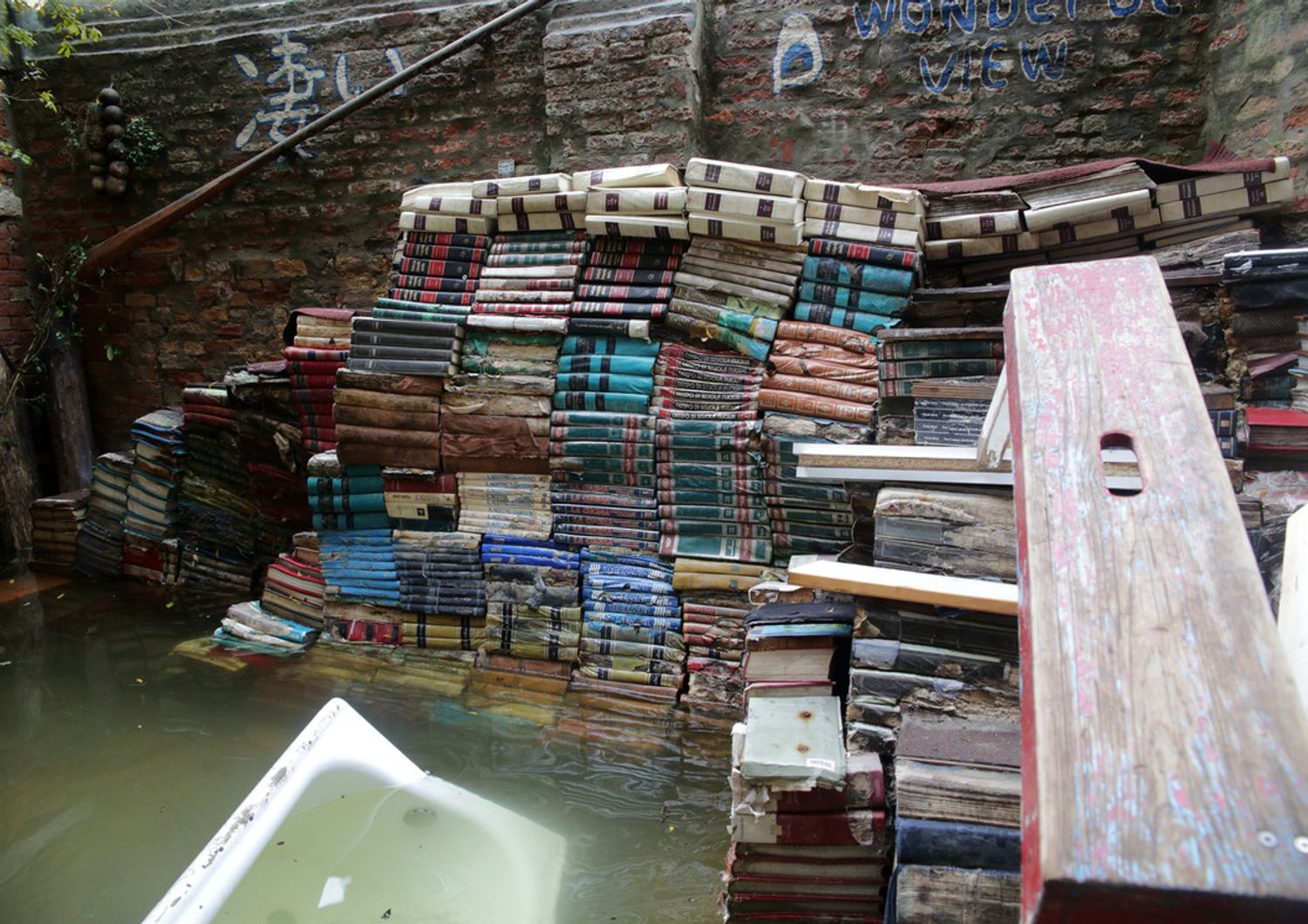 I danni nella libreria veneziana 'Acqua Alta'