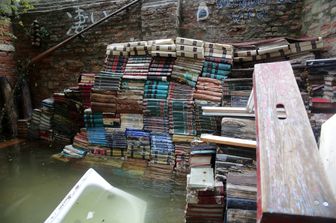 I danni nella libreria veneziana 'Acqua Alta'