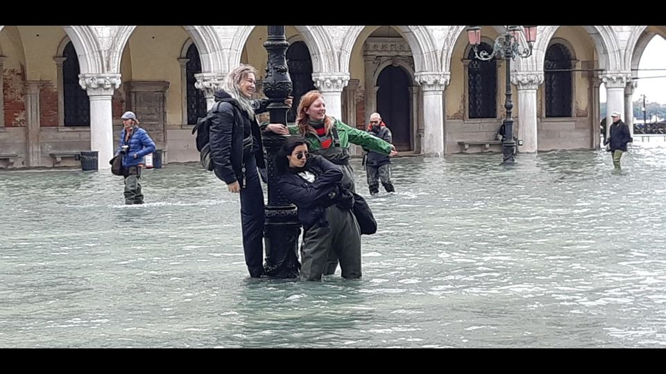 Selfie in piazza San Marco allagata, Venezia