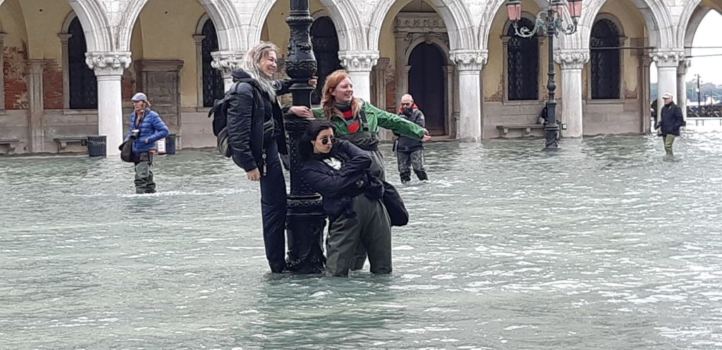 Selfie in piazza San Marco allagata, Venezia