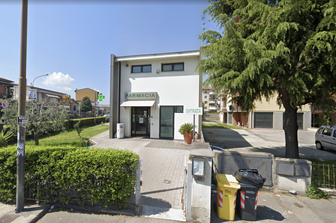 La farmacia davanti alla quale &egrave; stato trovato il corpo della neonata